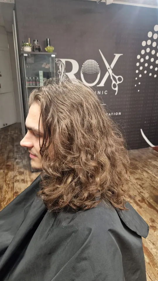 Long curly hair, dry, side view, in front of the salon wall